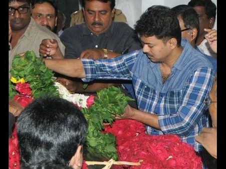 బాలచందర్‌కు ప్రముఖుల అంతిమ వీడ్కోలు (ఫోటోలు)