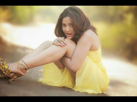 శ్వేతా బసు హాట్ అండ్ సెక్సీ లుక్స్ (ఫోటోస్)