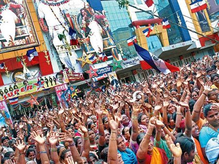 ఫ్రాణాలు లెక్కచేయని రజనీ ఫ్యాన్; ‘లింగా’ చూస్తూ మృతి