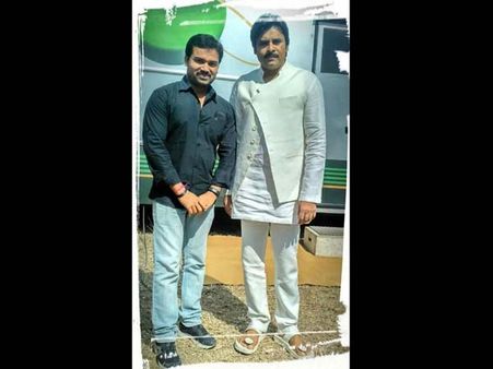 'గోపాల గోపాల' : వైట్ అండ్ వైట్ డ్రస్ లో పవన్ కళ్యాణ్(ఫొటో)