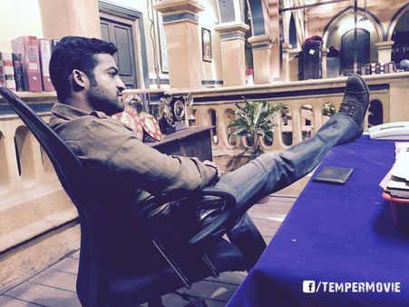 అది లెక్క : ఎన్టీఆర్ ‘టెంపర్‌’ వర్కింగ్ స్టిల్(ఫొటో)