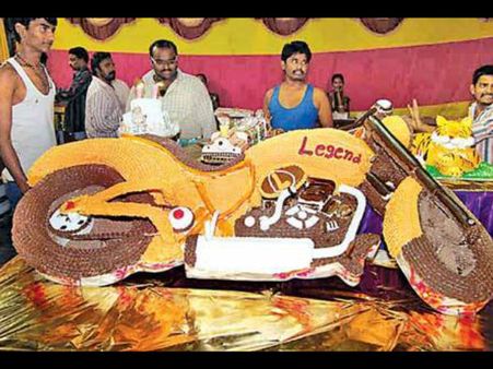 బాలయ్య ఫ్యాన్స్ జోష్: ‘లెజెండ్’ బైక్ కేకు! (ఫోటో)