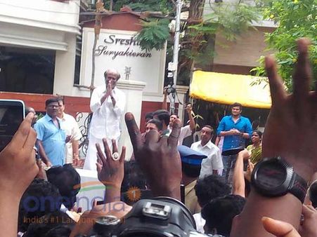 న్యూఇయర్ డే: ఫ్యాన్స్‌ను కలిసిన రజనీకాంత్