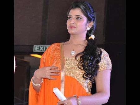 టీవీ యాంకర్ శ్యామల అందంతో ఆకట్టుకుంటోంది!