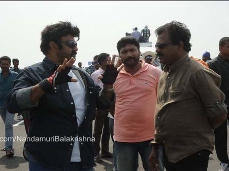 బాలయ్య యాక్షన్.....(లయన్ లొకేషన్ స్టిల్స్)