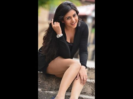 కలిసిరాని పాప కేక పెట్టిస్తోంది (సెక్సీ ఫొటో)