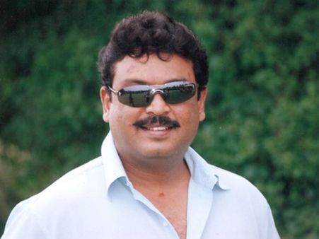 సినీ నటుడు నరేష్‌ ఇంట్లో పేలిన గ్యాస్‌ సిలెండర్