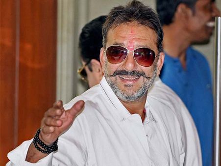 జైలు: సంజయ్ దత్ పార్టీ చేసుకున్నాడా? మళ్లీ సెలవుకోసం..