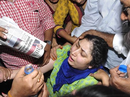 డబ్బు కోసం వేధిస్తున్నారు: చక్రి భార్య శ్రావణి ఫిర్యాదు