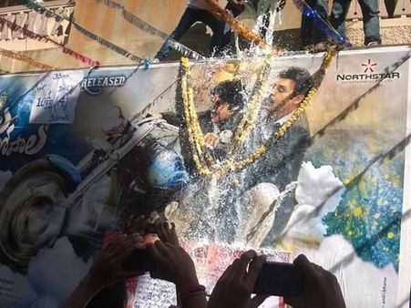 నేల‘పాలు’ చేసిన పవన్ అభిమానులు!