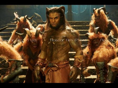 రిక్షాతొక్కుకుంటూ వచ్చేస్తున్న 'ఐ' (ఫొటో)