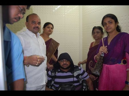 కేటీఆర్‌ను కలిసిన చక్రి తల్లి, తోబుట్టువులు (ఫోటోస్)