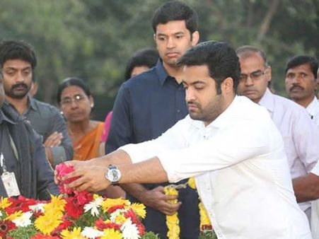 తాతకు నివాళి: ఎన్టీఆర్‌ ఘాట్‌ వద్ద జూ.ఎన్టీఆర్(ఫొటోలు)