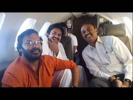 ఛార్టెడ్ ఫ్లైట్ లో ఫ్రెండ్స్ తో పవన్ కళ్యాణ్(ఫొటో)