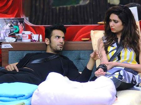 టీవీ రియాల్టీ షో: కోరిక రగిలి, ముద్దులతో రెచ్చిపోయి...