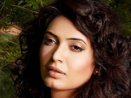 కరిష్మా...అండర్ వేర్ యాడ్ హల్ చల్ (వీడియో)