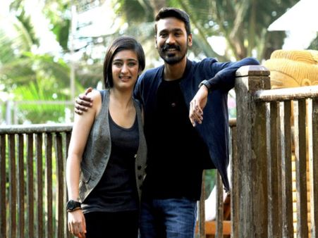 షాకింగ్: ధనుష్ ఆమెకు అక్కడ ముద్దు పెట్టాడేంటి?