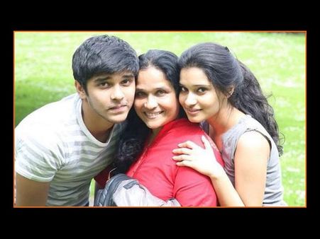 హీరో విక్రమ్...టీనేజ్ కొడుకు& కూతురు (ఫొటో)