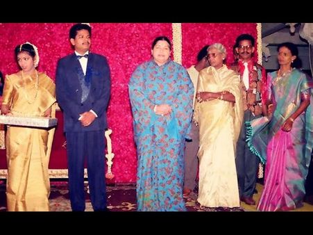 'ఐ' డైరక్టర్ శంకర్ పెళ్లి లో... (రేర్ ఫొటో)