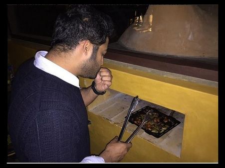 ప్రకాష్‍‌రాజ్ ఫాంహౌస్‌లో ఎన్టీఆర్ వంట వండుతూ.. (ఫోటోస్)