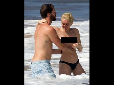 బీచ్‌లో నగ్నంగా జలకాలాడిన హాట్ సింగర్ (ఫోటోస్)