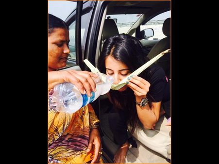 కల్లు తాగుతూ కెమెరాకు చిక్కిన హీరోయిన్ (ఫోటో)