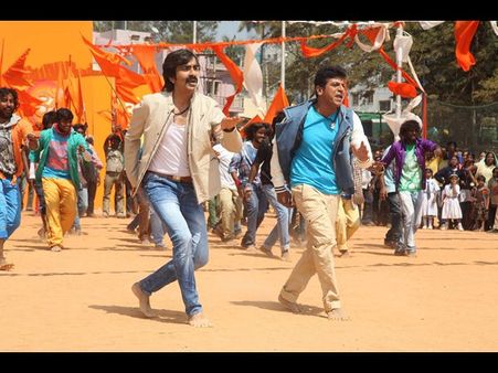 కొత్త క్రేజ్ : ‘వజ్రకాయ’తో రవితేజ స్టెప్స్ (ఫొటోలు)