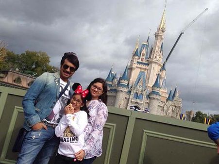 డిస్నీ లాండ్ లో ఫ్యామిలీతో కమిడియన్ శ్రీనివాస రెడ్డి (ఫొటో)