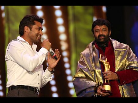 హీరో సూర్య చేతుల మీదుగా బాలకృష్ణకు అవార్డు(ఫొటోలు)