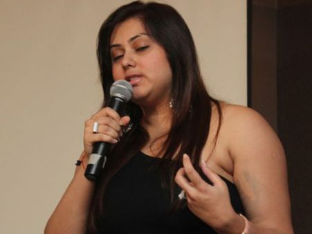 నమ్మి మోసపోయా..అరెస్ట్ చేయాలంటూ నమిత