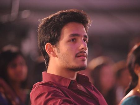 అఖిల్ అక్కినేని పేరుతో మోసం, దేహశుద్ది చేసిన యువతి