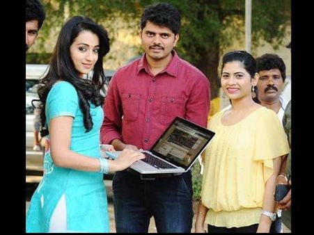 త్రిష చేతుల్లో “నందమూరి శిఖరం ” (ఫొటో)