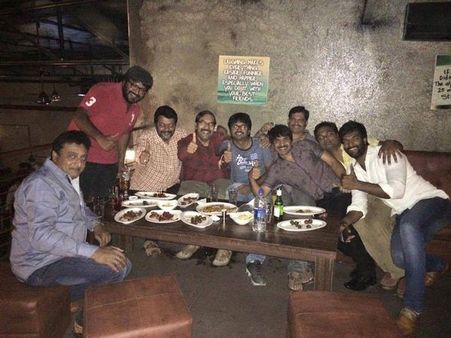 ఫుల్ పటాస్: 'పటాస్' హీరో... టీం తో పార్టీ (ఫొటోలు)