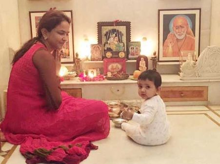 కూతురుతో కలిసి మంచు లక్ష్మి ఇలా...(ఫోటో)