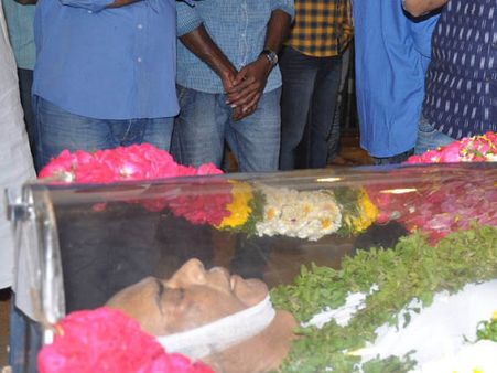 స్టూడియోకు చేరుకున్న రామానాయుడు అంతిమయాత్ర