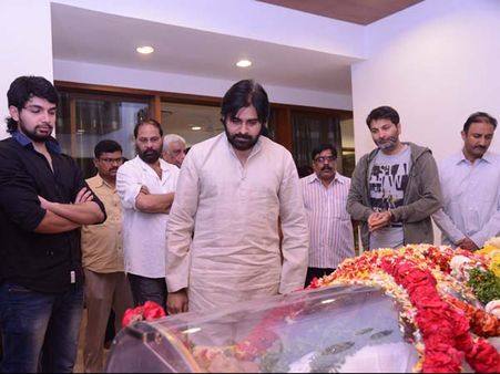 పవన్ కళ్యాణ్ కళ్లు చెమర్చాయి (ఫోటో)