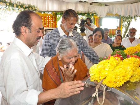 గేట్లు మూసారు: ఫ్యాన్స్‌కు దక్కని రామానాయుడి చివరి చూపు