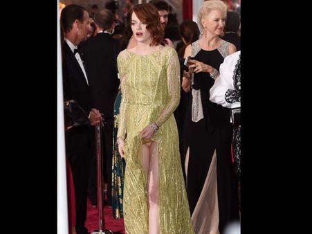 హీరోయిన్ కావాలనే అండర్ వేర్ కనిపించేలా...!