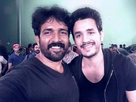 ఆన్ లొకేషన్ లో అక్కినేని అఖిల్ సెల్ఫీ (ఫొటో)