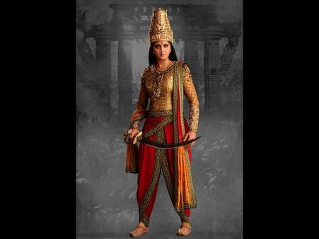 ఫస్ట్ లుక్ : వీరనారిగా కత్తిపట్టిన అనుష్క(ఫొటో)