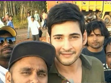 'శ్రీమంతుడు' సెట్స్ పై మహేష్ బాబు(ఫొటో)