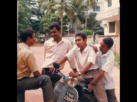 బజాజ్ స్కూటర్ పై రాజమౌళి (ఎర్లీ యంగ్ డేస్ ఫొటో)