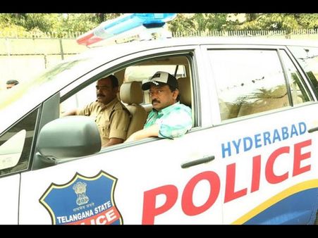 రామ్ గోపాల్ వర్మ అరెస్ట్ (ఫొటో)