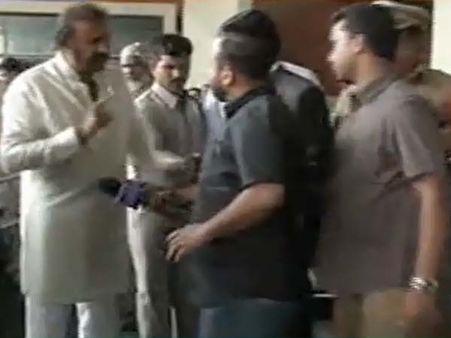 మీడియా విలేఖరిపై మోహన్ బాబు ఉగ్రరూపం(వీడియో)