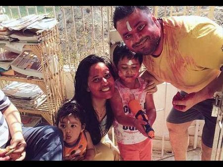 యాంకర్ అనసూయ ఇదిగో ఇలా హోలీని...(ఫొటో)