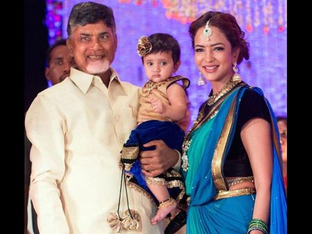 ముఖ్యమంత్రి చేతుల్లో మంచు లక్ష్మి కుమార్తె(ఫొటో)