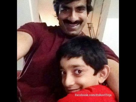 రవితేజ తన కొడుకుతో కలిసి సెల్ఫీ(ఫొటో)