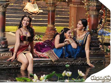 యూత్ ని పట్టుకోవాలంటే ఈ పాట్లు తప్పవు మరి (ఫొటో)