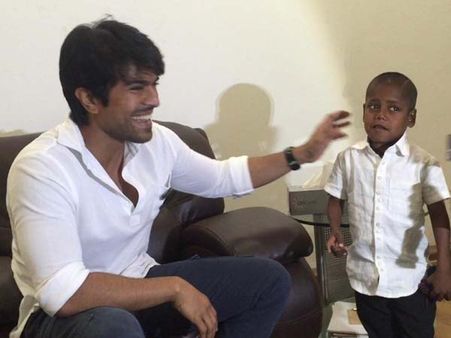 రామ్ చరణ్ ని కలిసిన బాల మగధీర..హామీ (ఫొటో)