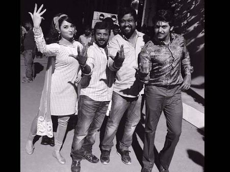 రెట్రో లుక్ లో హీరోతో కలిసి తమన్నా (ఫొటో)